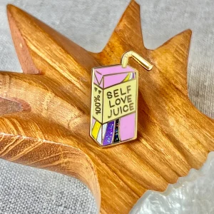 Anstecknadel "Non-Binary Self Love Juice" Glitzer